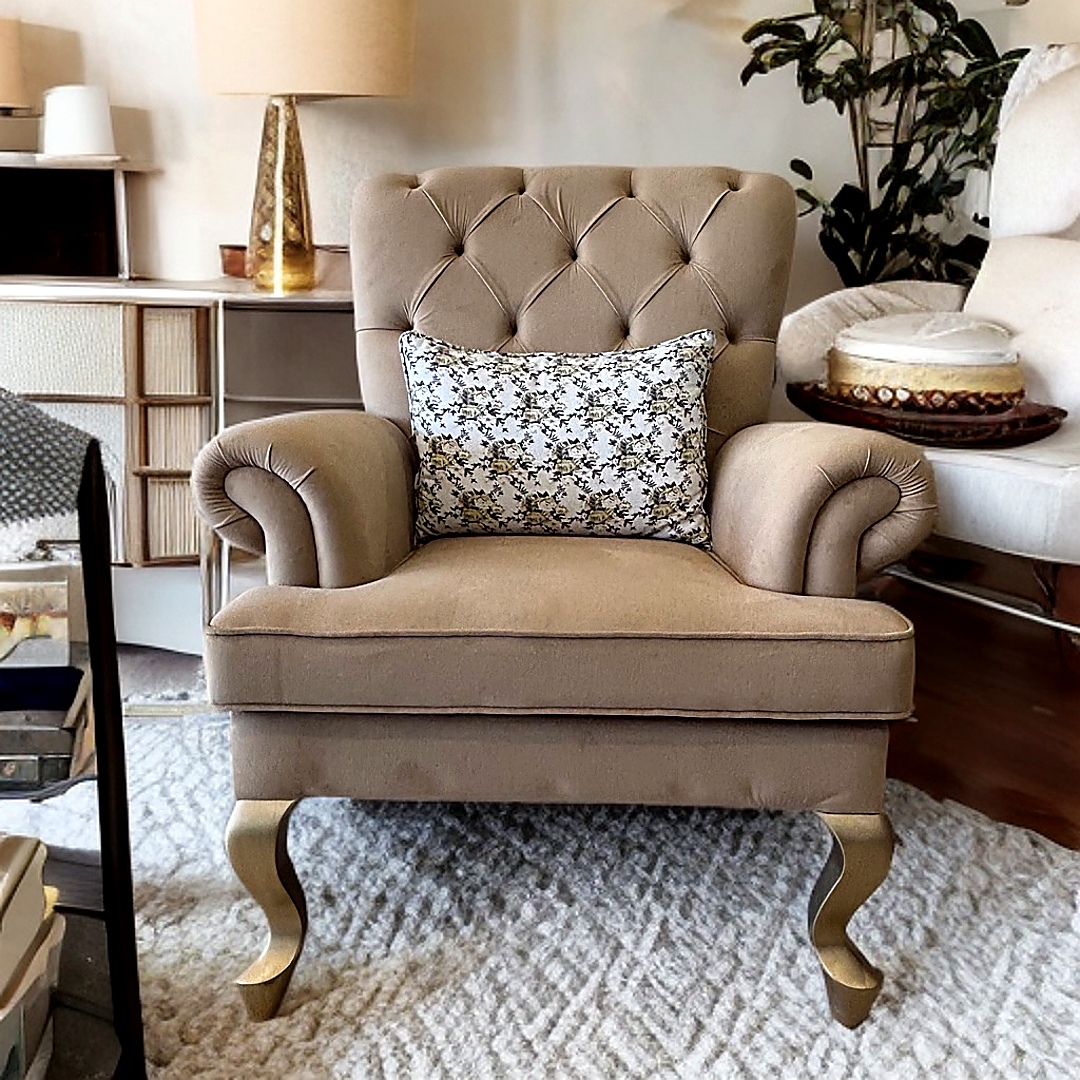 Vintage-inspired tufted Arm Chair